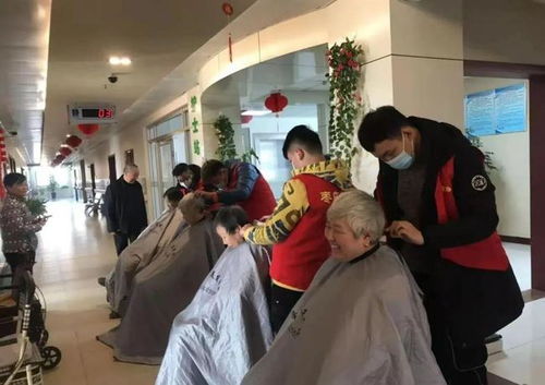 棗莊美容美發(fā)協(xié)會走進誠德骨科醫(yī)院為老人免費理發(fā)